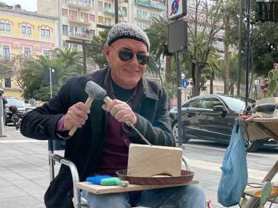 ...appoggiati su una tavoletta in legno posata sulle sue gambe